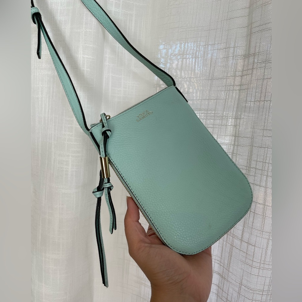 Vince Camuto - Kenzy Phonecase Crossbody, pebble leather, Neo Mint (NWOT)